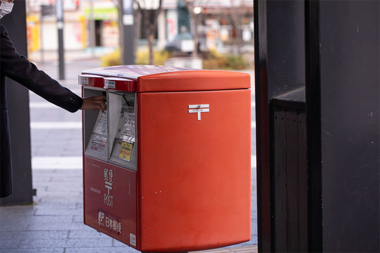 「重要書類在中」は封筒のどこに書く？位置・色・書き方を解説